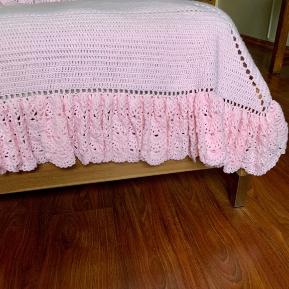 Hand Crochet Ruffle Pink oversized Blanket - Picture 3 of 8